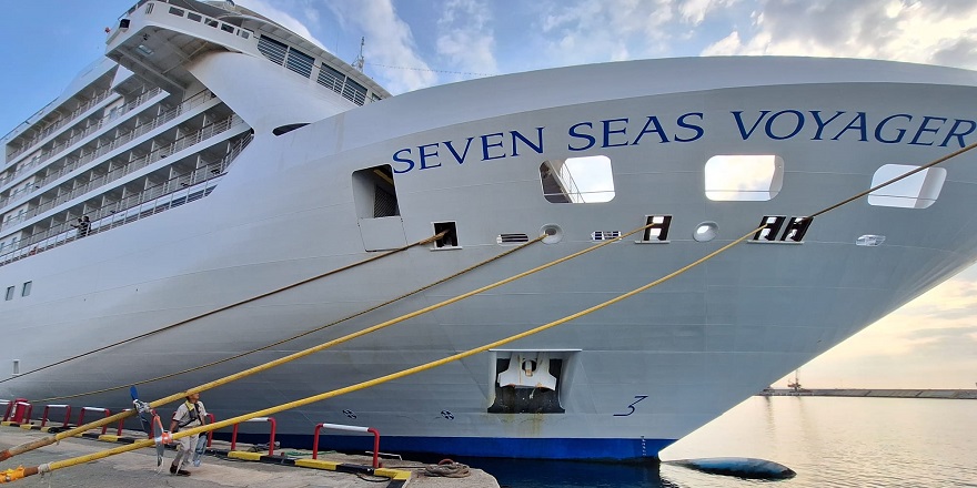 Lüks yolcu gemisi "Seven Seas Voyager" Antalya Limanı'na demirledi