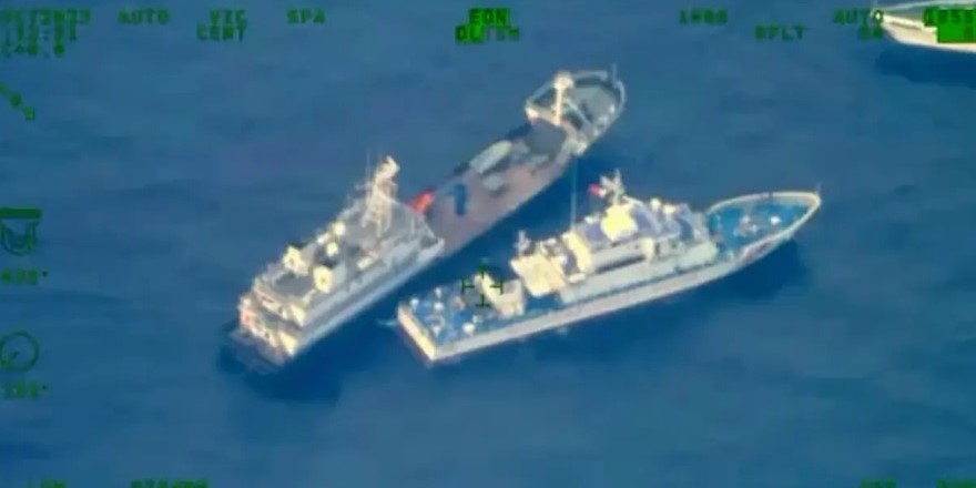 Çin ve Filipinler'e ait iki gemi Güney Çin Denizi'nde çatıştı