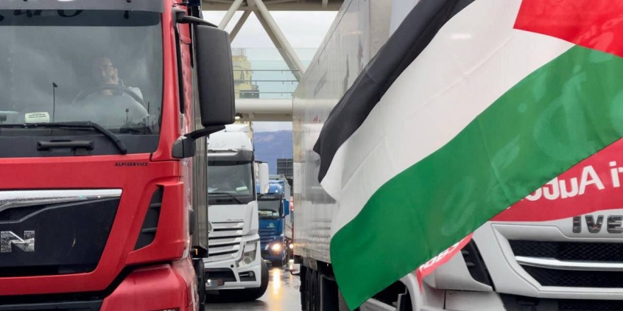 İtalya'da Filistin destekçileri, Cenova Limanı'nı araç girişine kapattı