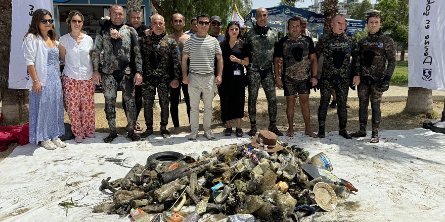 Bodrum'da dalgıçlar deniz dibinden 103 kilogram atık çıkardı