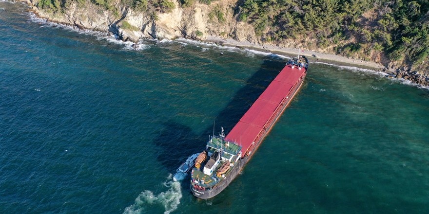 Mudanya ilçesinde kargo gemisi karaya oturdu