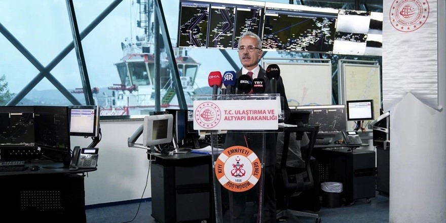 Bakan Uraloğlu, İstanbul Gemi Trafik Hizmetleri Merkezi'nde açıklamada bulundu: