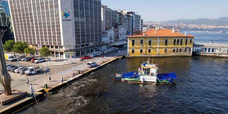 Deniz süpürgeleri İzmir Körfezi'nde iş başında