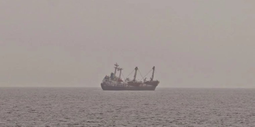 Antalya açıklarında bir gemi yana doğru yattı
