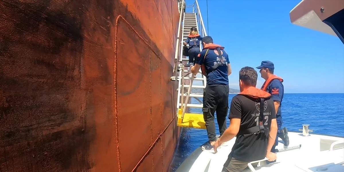 Türk Bayraklı gemide rahatsızlanan mürettebata tıbbi tahliye