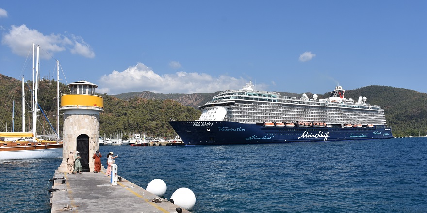 "Mein Schiff 5" rotasını Santori Adası'nın ardından Marmaris'e çevirdi