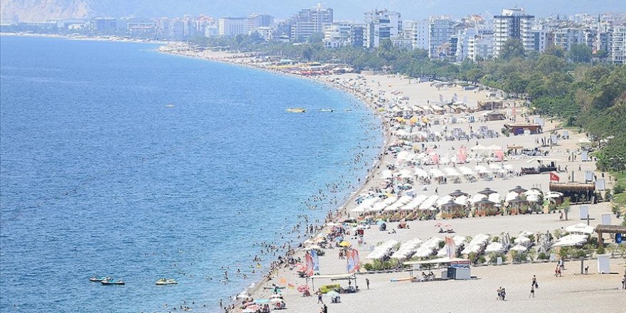 Antalya sahillerinde sıcak hava yoğunluğu