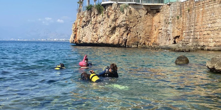 Antalya'nın tarihi Kaleiçi bölgesi dalış tutkunlarını da ağırlıyor