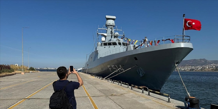 Donanma gemileri İzmir'de ziyarete açıldı