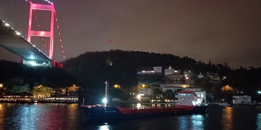 İstanbul Boğazı'ndaki gemi trafiği güney-kuzey yönlü açıldı