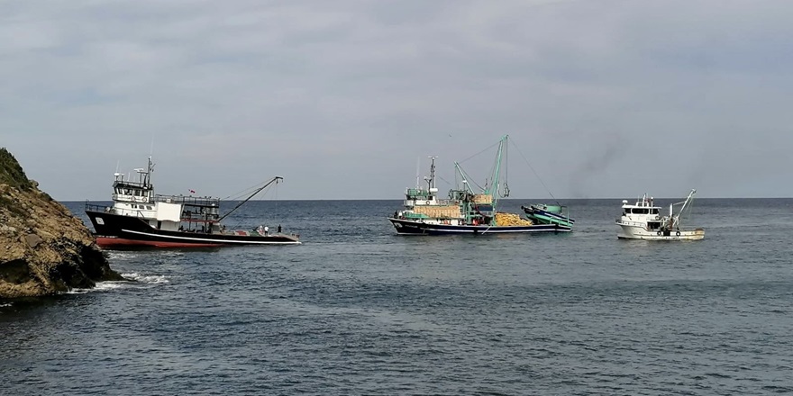 Sinop'ta karaya oturan balıkçı teknesi kurtarıldı