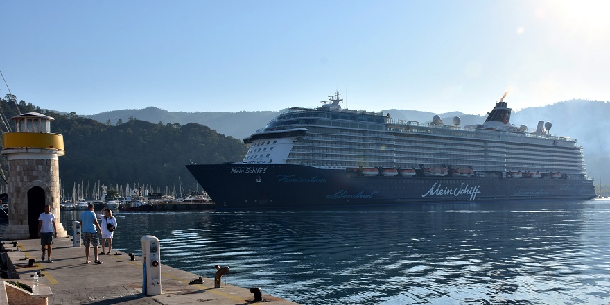 "Mein Schiff 5" kruvaziyeri Marmaris Limanı'na yanaştı