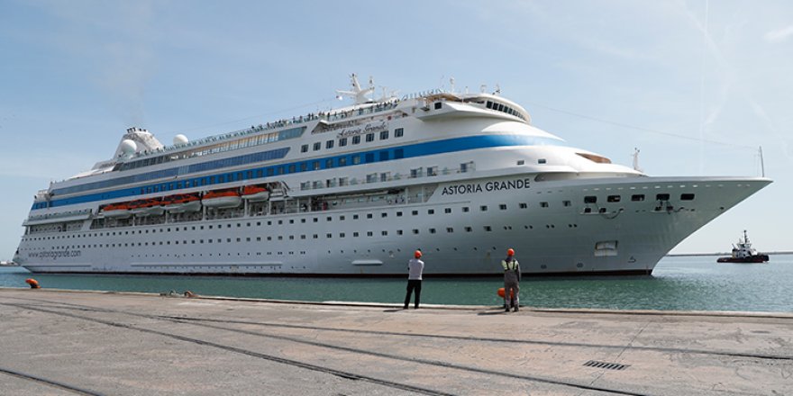 "Astoria Grande" kruvaziyeri Samsun Limanı'na demirledi