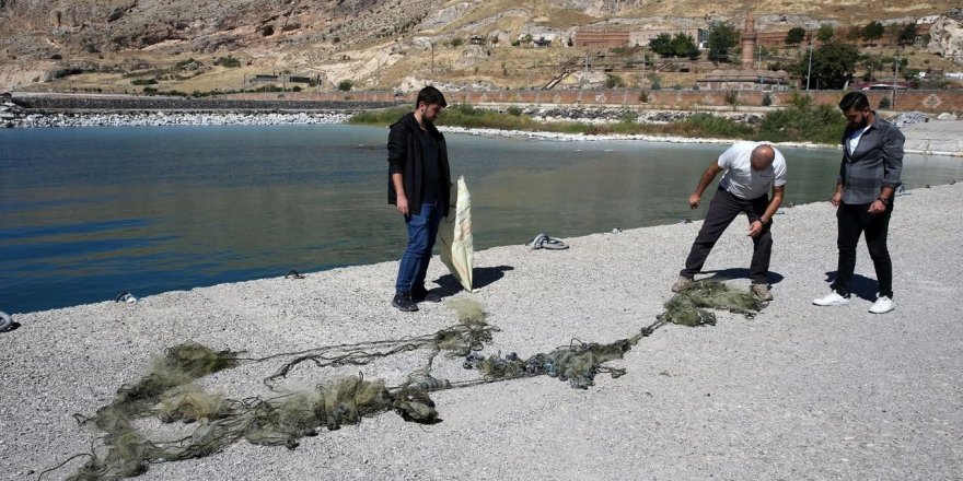 Bitlis'te mikrobiyalitlere dolanan 300 metre hayalet ağ temizlendi