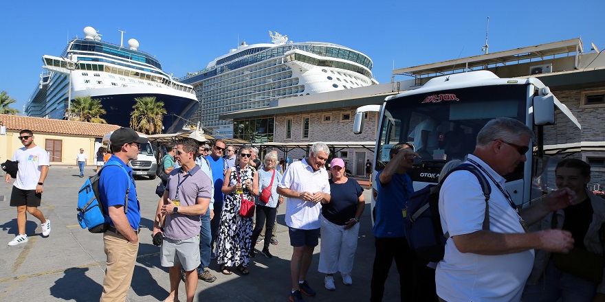 Kuşadası'na bir günde 5 kruvaziyer demirledi