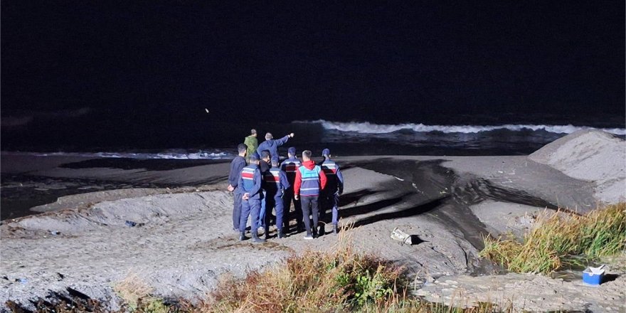 Samsun'da kayıkları alabora olan 2 balıkçıdan 1'i kayboldu