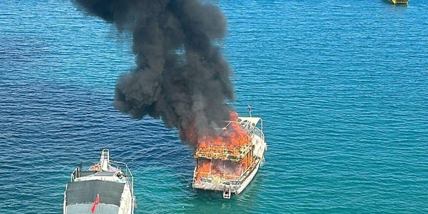 Antalya'da tur teknesinde yangın: Sulara gömüldü