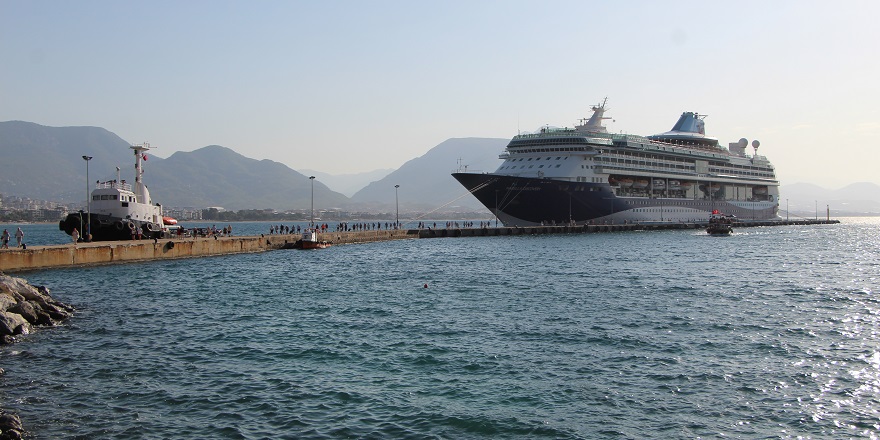 "Marella Discovery" Alanya Limanı'na demirledi