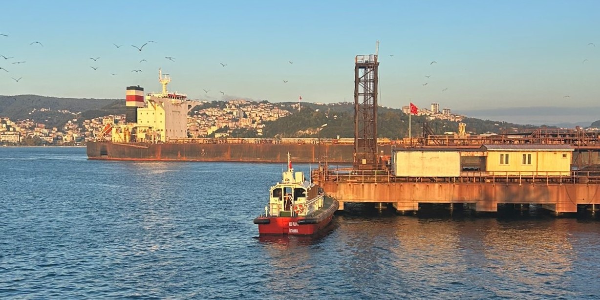 Zonguldak'ta karaya oturan kargo gemisi yeniden yüzdürüldü