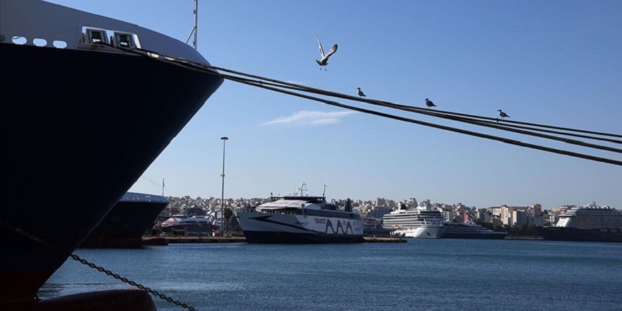 Yunanistan'da deniz yolu ulaşımındaki grev 48 saat uzatıldı