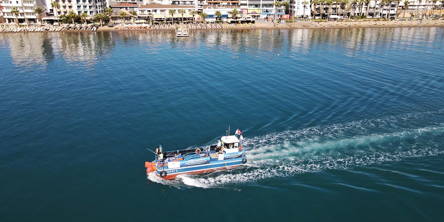 Marmaris Körfezi'nde deniz yüzeyinde biriken atıklar toplandı