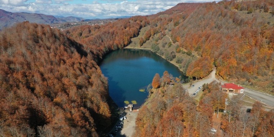 Ulugöl Tabiat Parkı ziyaretçilerini sonbahar renkleriyle ağırlıyor