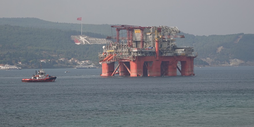 Çanakkale Boğazı dev petrol platformunun geçişi için tek yönlü gemi trafiğine kapatıldı