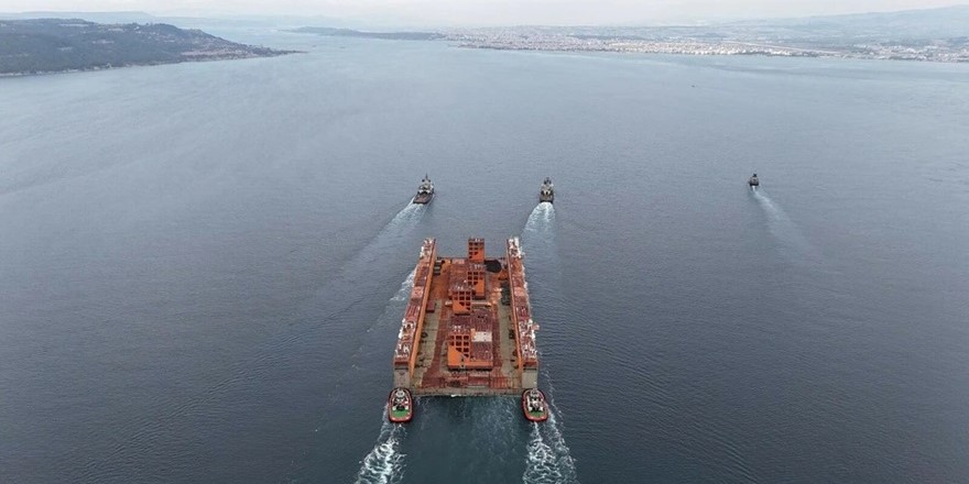 Çanakkale Boğazı dev havuzun geçişi için tek yönlü gemi trafiğine kapatıldı