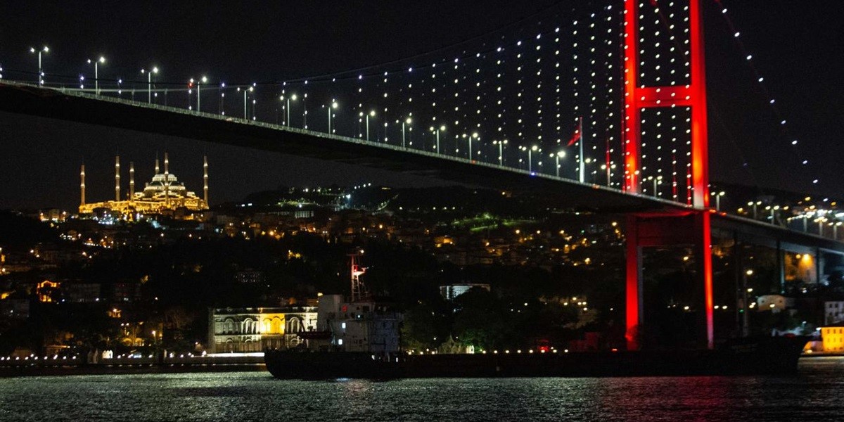 İstanbul Boğazı'nda gemi trafiği çift yönlü askıya alındı