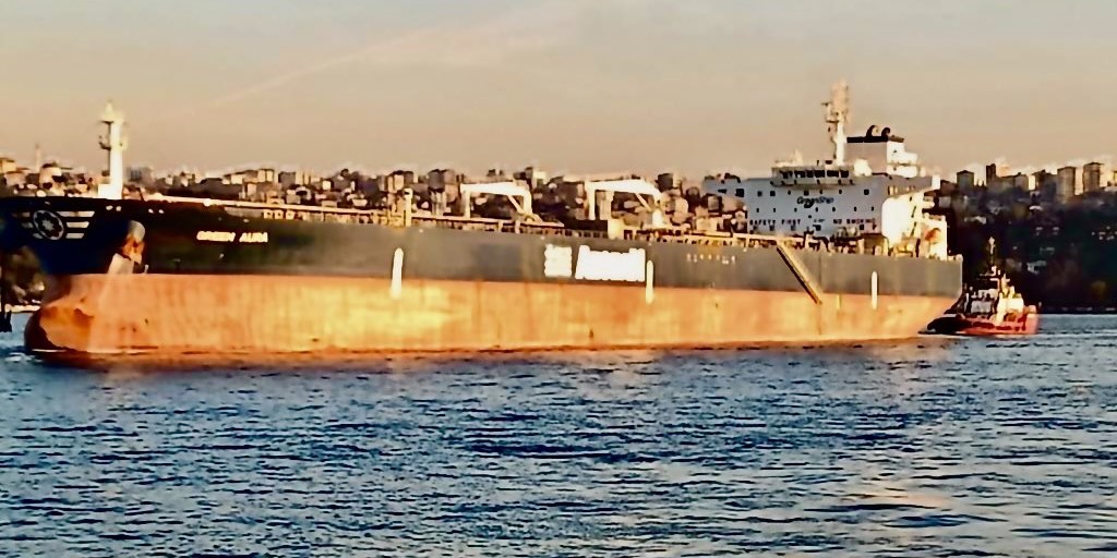 İstanbul Boğazı’nda arızalanan tanker kurtarıldı