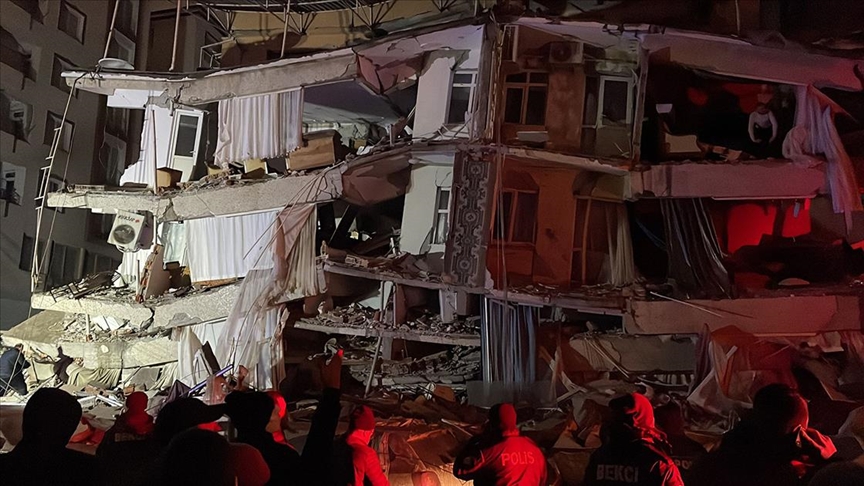 Kahramanmaraş'ta 7,4 ve Gaziantep'te 6,5 ile 6,4 büyüklüğünde deprem