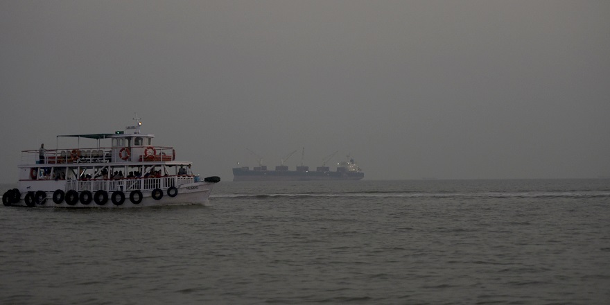 Hindistan'da donanmaya ait tekne ile feribotun çarpışması sonucu 13 kişi öldü