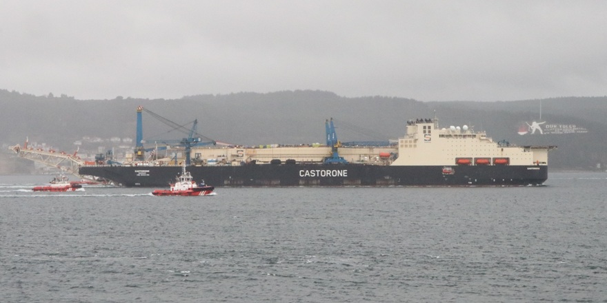 Derin denizde boru indirme gemisi "Castorone" Çanakkale Boğazı'ndan geçti