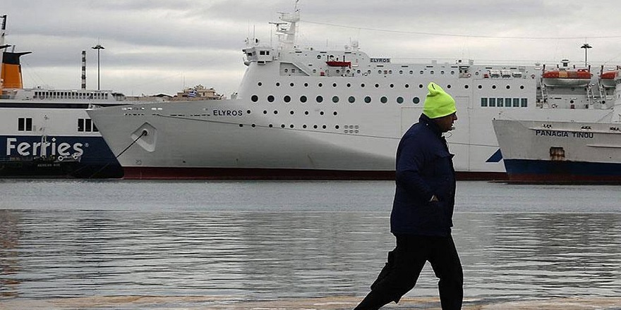 Yunanistan'da birçok limanda deniz yolu ulaşımı durdu