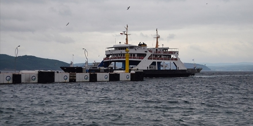 Çanakkale'de fırtına nedeniyle bazı feribot seferleri iptal edildi