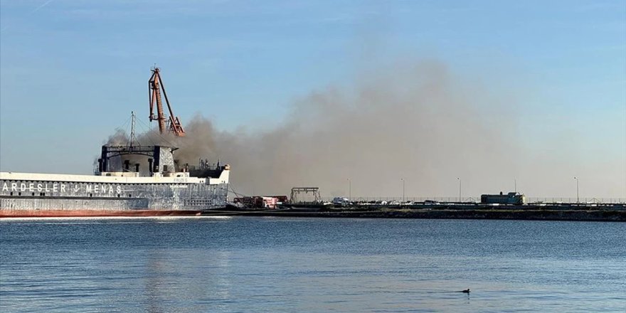 Samsun Limanı'nda bulunan gemide çıkan yangın kontrol altına alındı