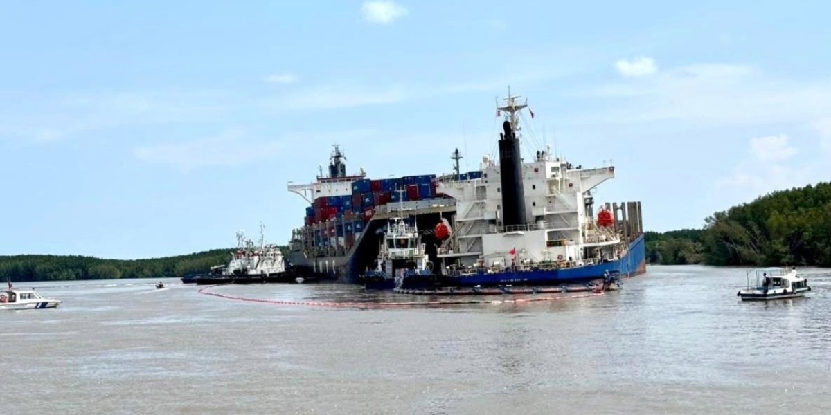 Vietnam'da konteyner gemisi ile dökme yük gemisi çatıştı
