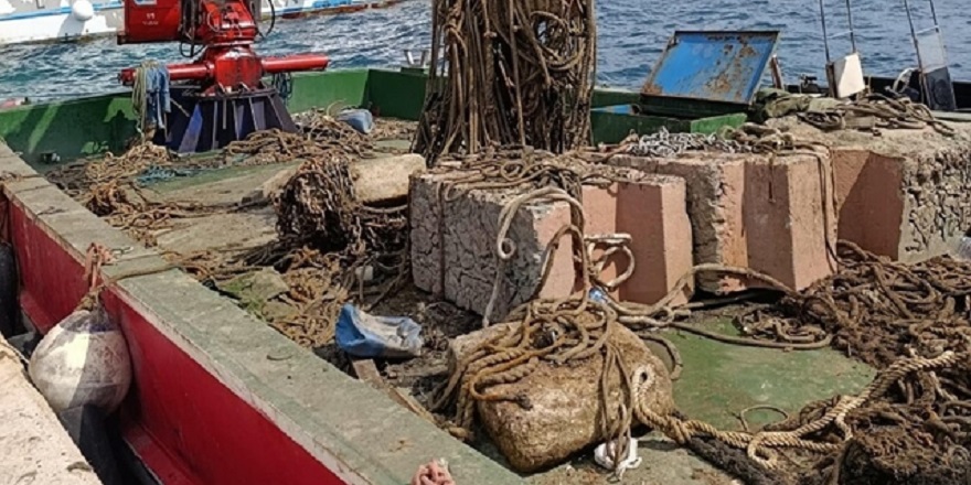 Denizdeki tonozlar ve atıklar dalgıçlar eşliğinde vinçle çıkarıldı