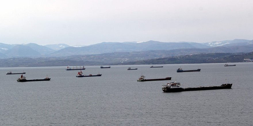 Gemiler, fırtına nedeniyle Sinop'un doğal limanına demirledi
