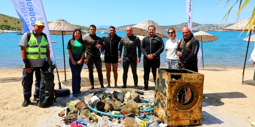 Bodrum'da dalgıçlar deniz dibi temizliği yaptı