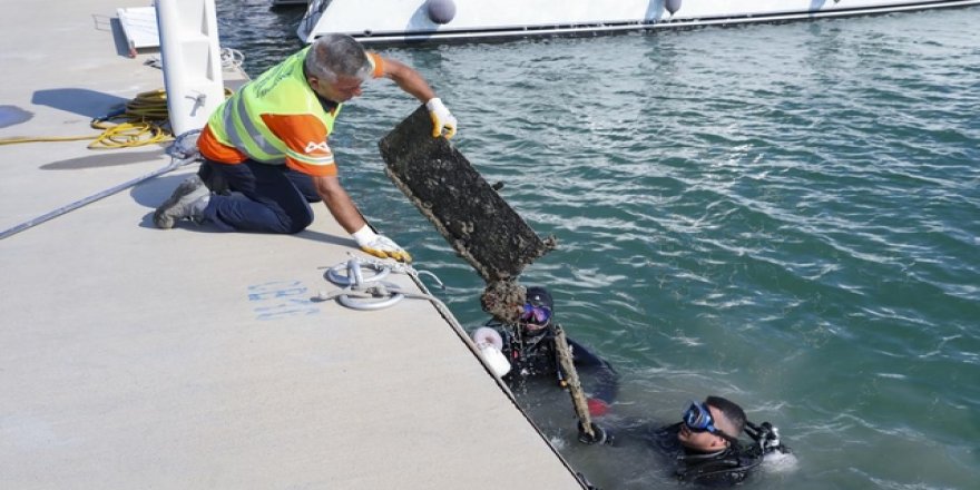 Mersin'de denizden araç lastiği, alışveriş sepeti ve çok sayıda atık çıktı
