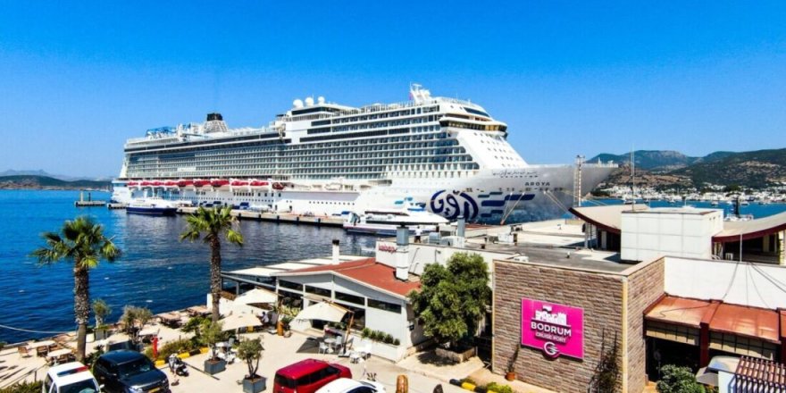 Bodrum'a ilk kez gelen AROYA Cruises, bando ve halk oyunları ekibiyle karşılandı