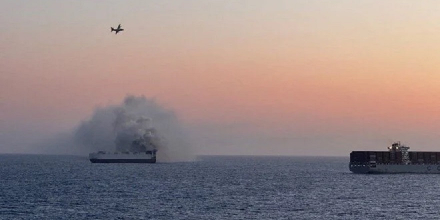Pasifik'te alev alan araç yüklü gemi battı