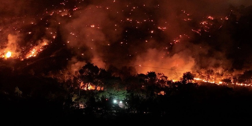 Aliağa da yangın saatlerdir devam ediyor: 550 kişi tahliye edildi