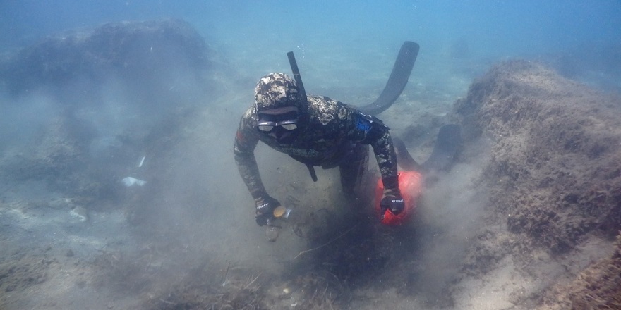 Gönüllü dalgıçlar deniz dibinden 168 kilogram atık çıkardı