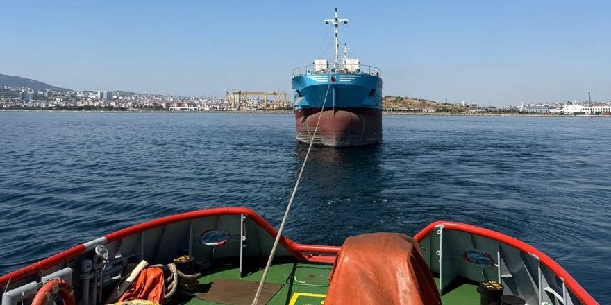 Makine arızası yapan gemi demirletildi