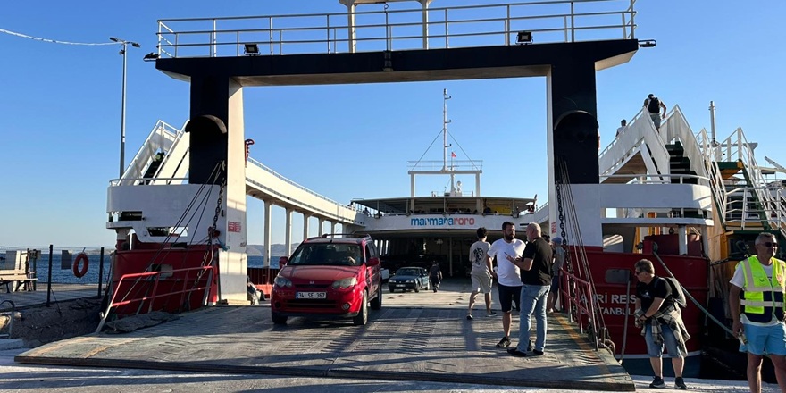Makine dairesinde çıkan feribot iskeleye yanaştırıldı