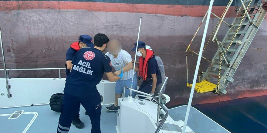 Ticari gemide rahatsızlanan kişiye tıbbi tahliye