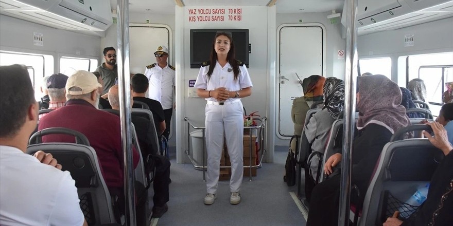 Stajyer kadın kaptanlar Van Gölü'nde dümen başında