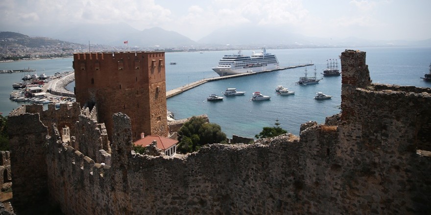 Alanya'ya "Nautica" isimli kruvaziyerle 602 yolcu geldi